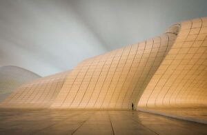 Fotografia przedstawiająca Centrum Heydara Aliyeva w Baku. Zwycięskie zdjęcie w Wielkim Konkursie Fotograficznm National Geographic