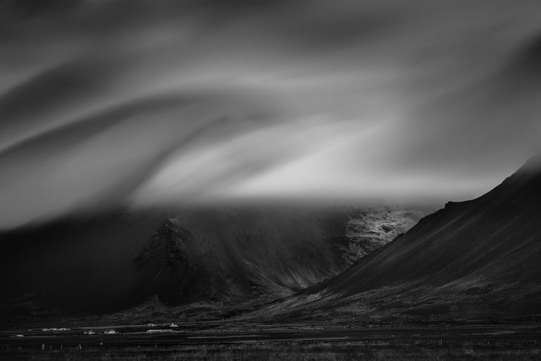 Czarno-białe islandzkie góry we mgle