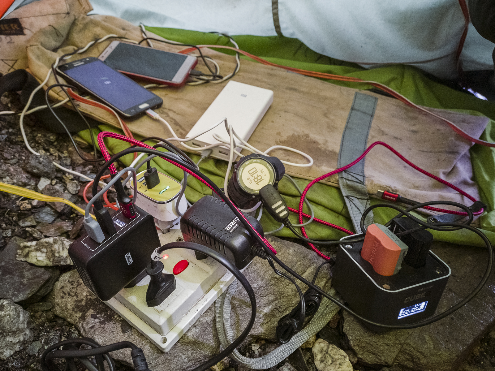 Ładowanie sprzętu elektronicznego w obozie pod K2