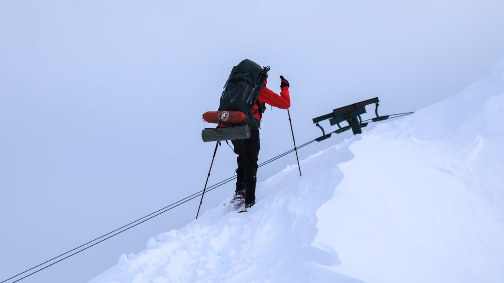 Turysta-fotograf wchodzący zimą na Nuvolau